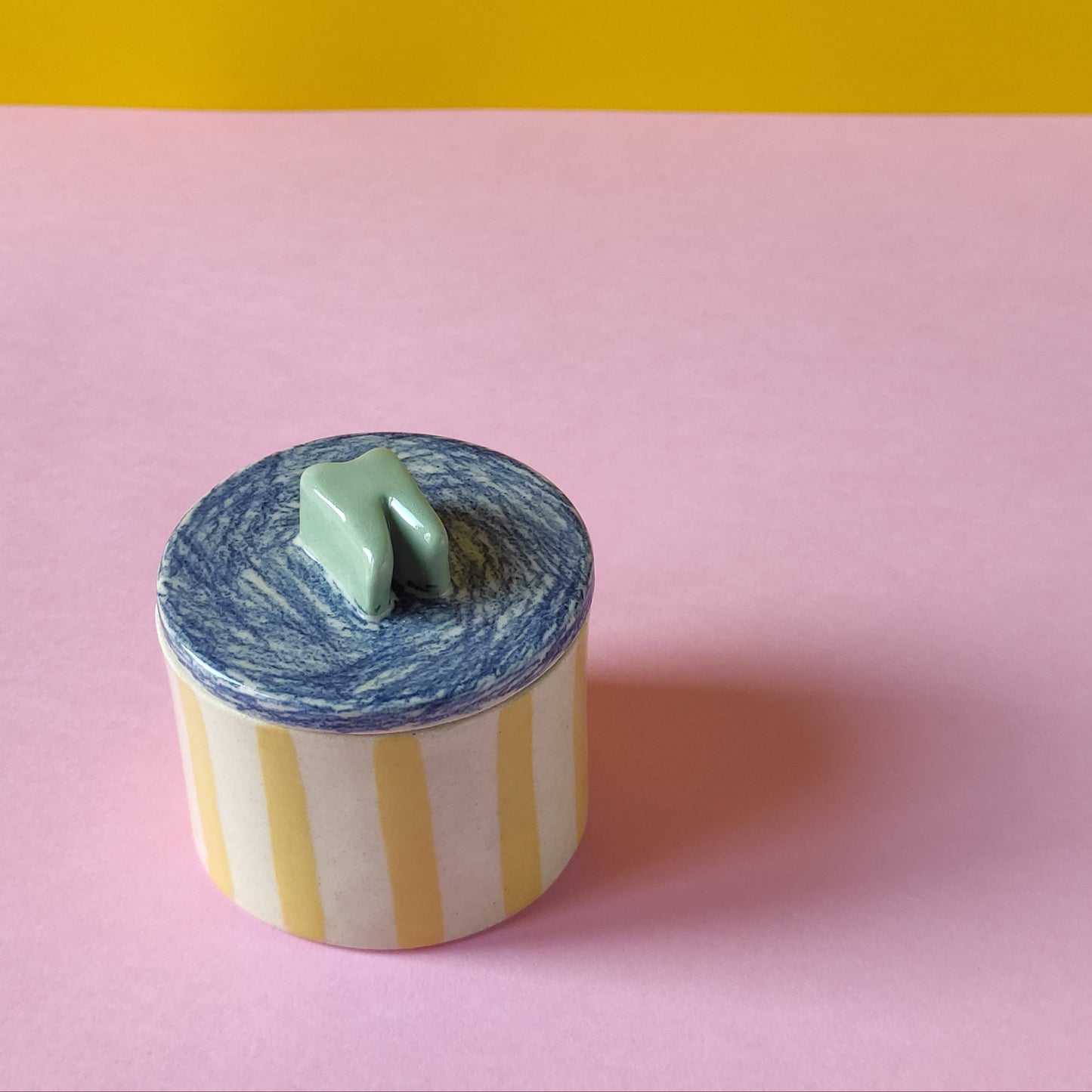 La boîte à dent rayée jaune