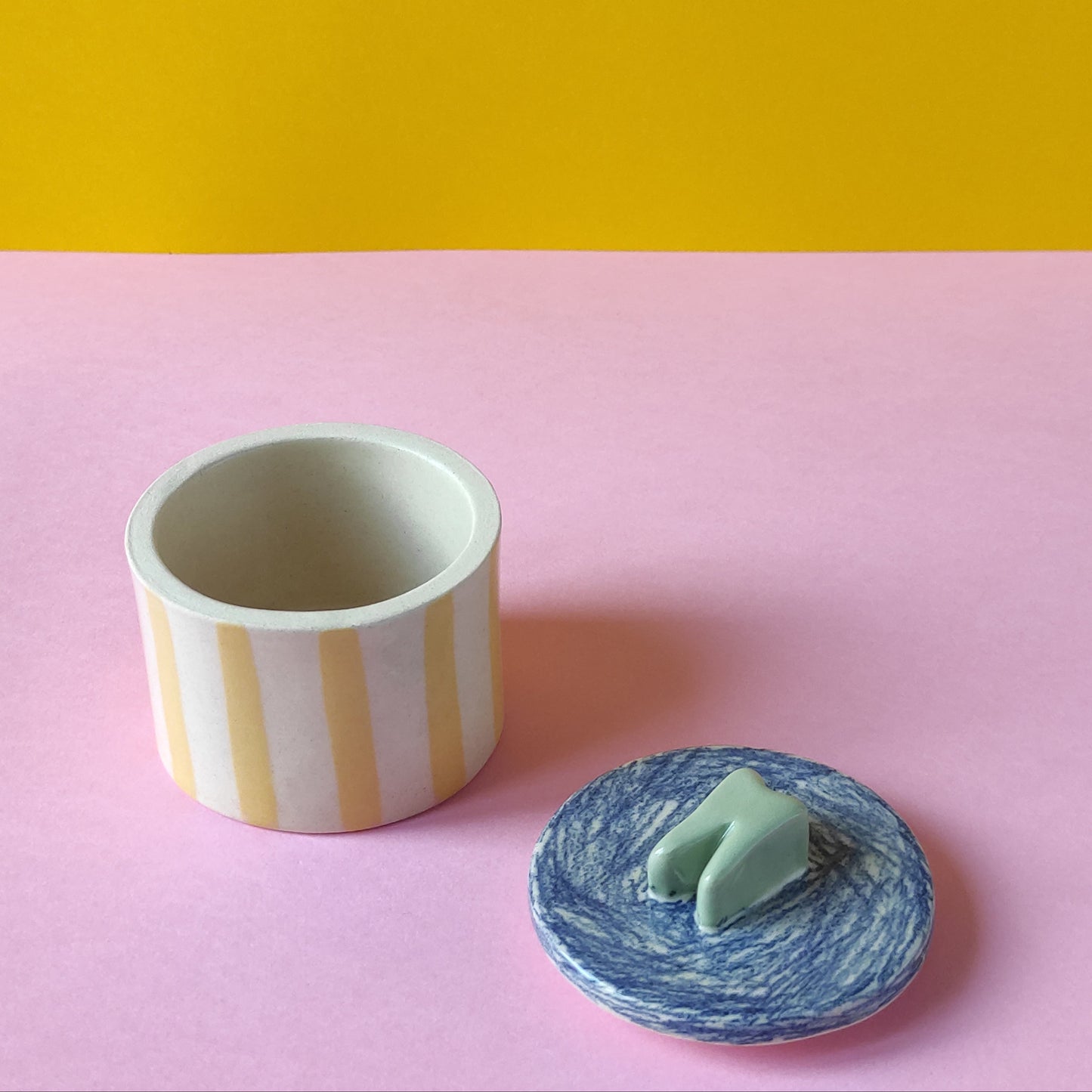 La boîte à dent rayée jaune