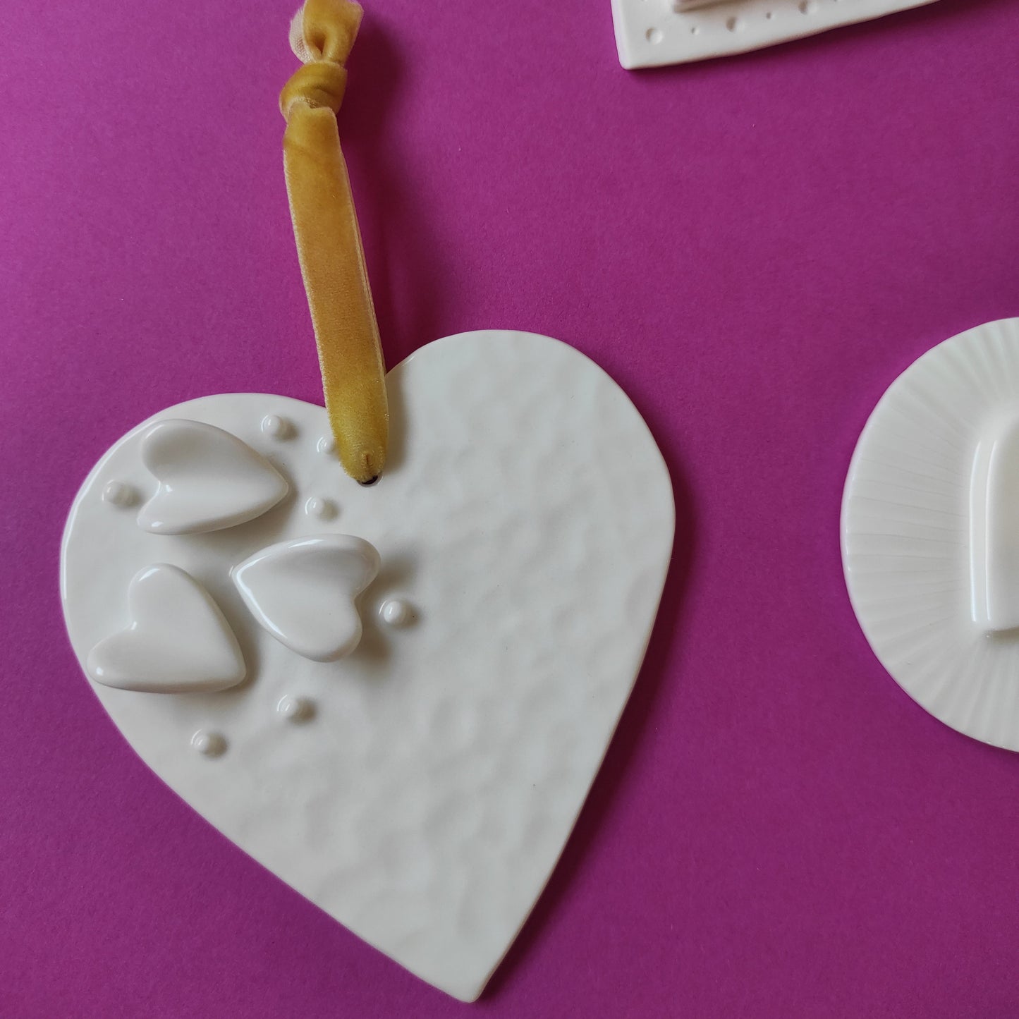 Trois petits coeurs sur un grand