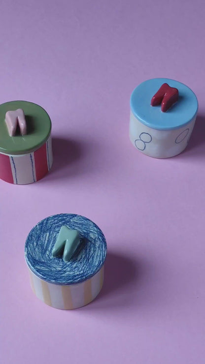 La boîte à dent rayée jaune